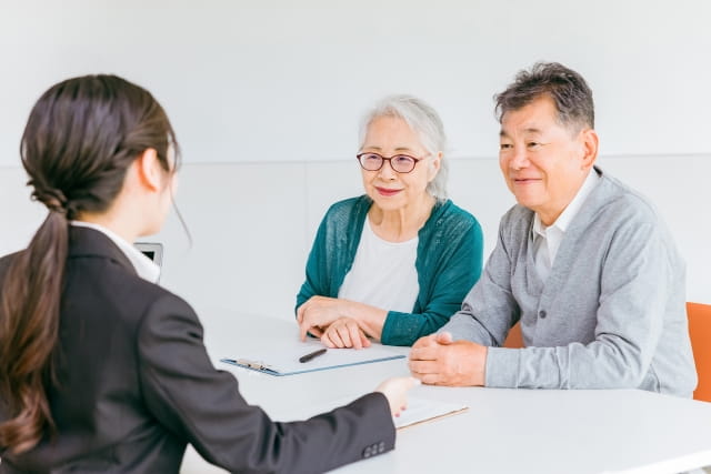 説明を聞く男性二人